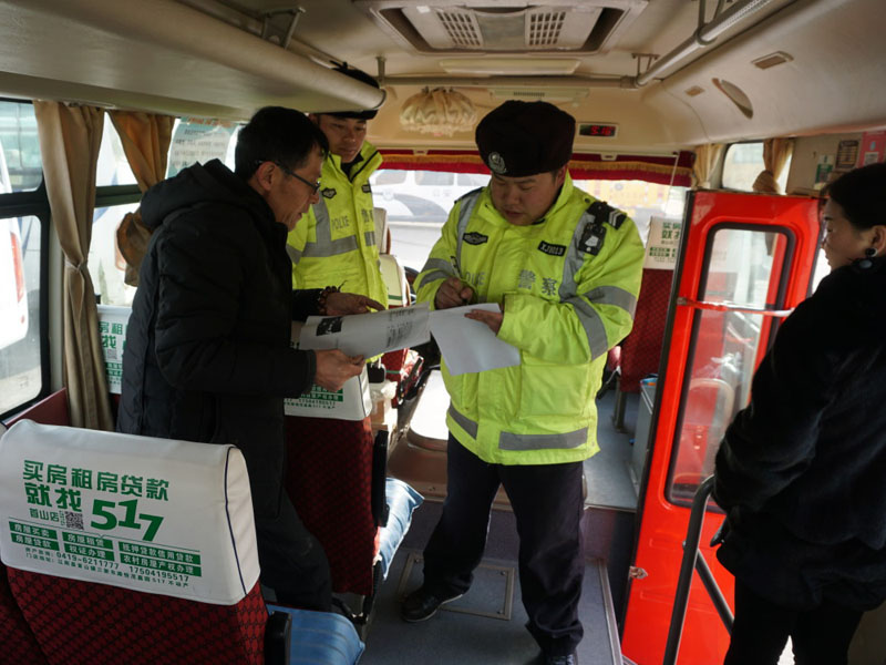 辽阳县交警对客运车辆进行安全检查