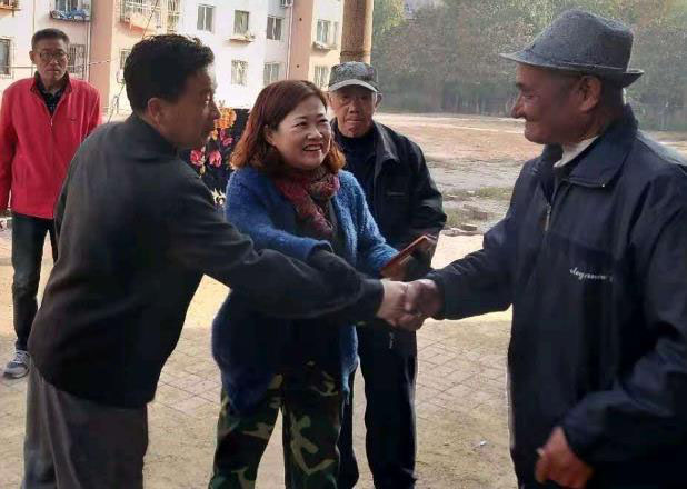 社区网格员在调解居民之间的矛盾纠纷