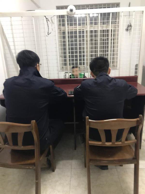 警方审讯犯罪嫌疑人张某