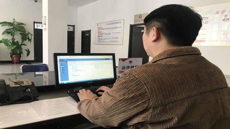 本溪市法律援助中心12348办公室工作人员姜琦正在通过后台系统回复百姓通过12348辽宁法网咨询的法律问题