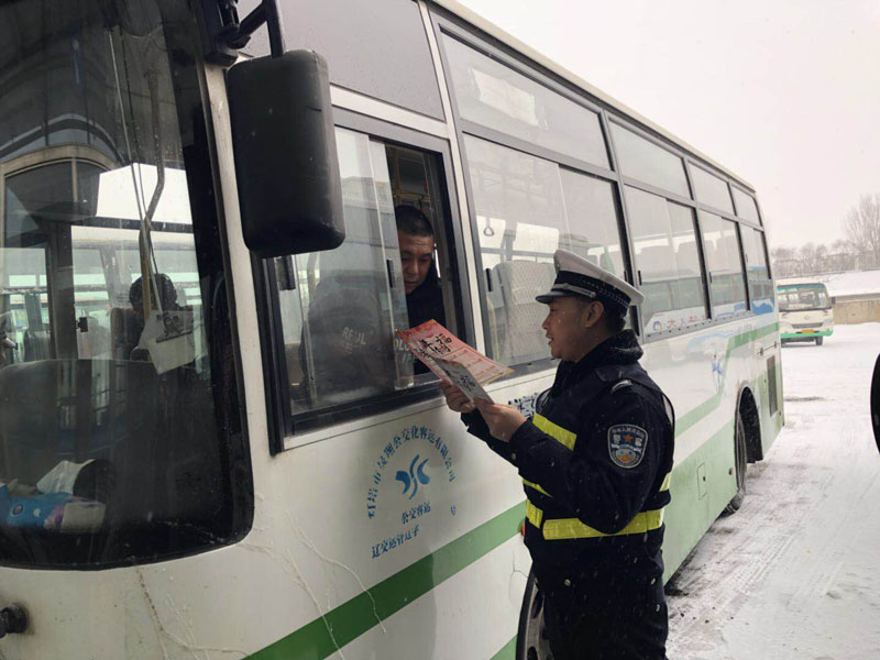 民警向客运车辆司机宣传雪天出行注意事项
