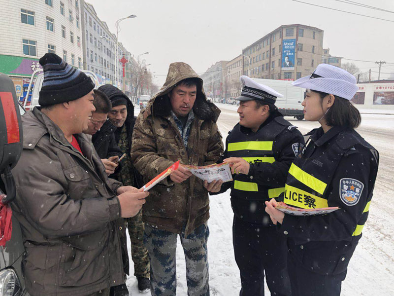 民警来往行人宣传雪天出行安全知识