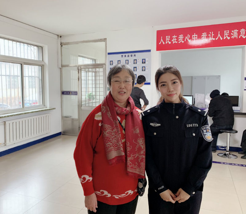冀女士(（左）与户籍民警关舒予合影