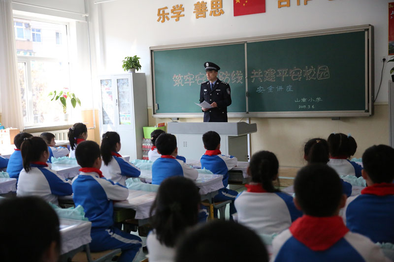 民警给学生上法治教育课