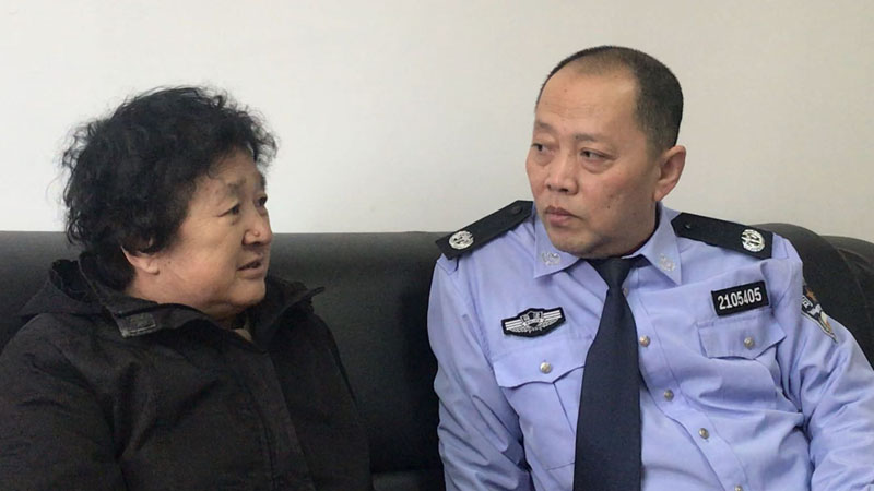 付强（右）耐心倾听百姓诉求