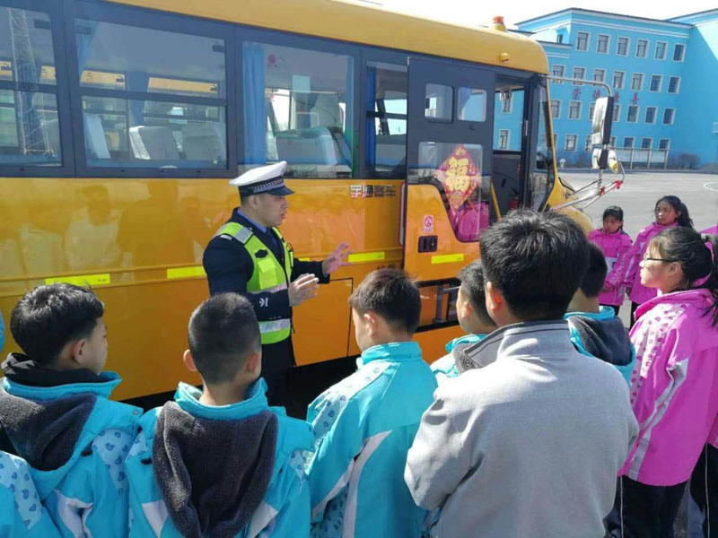 配文1：民警在给学生讲解