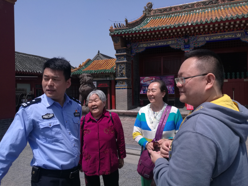 吴昊所长向81岁的四川游客肖顺玉介绍沈阳故宫