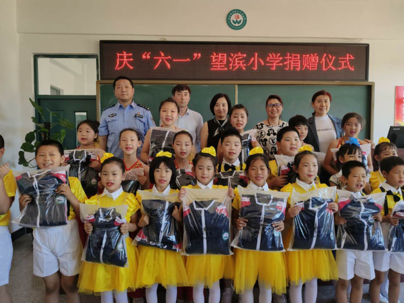 为孩子们送上关爱礼包