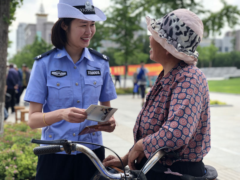 灯塔交警街头宣传交通安全知识 (4)