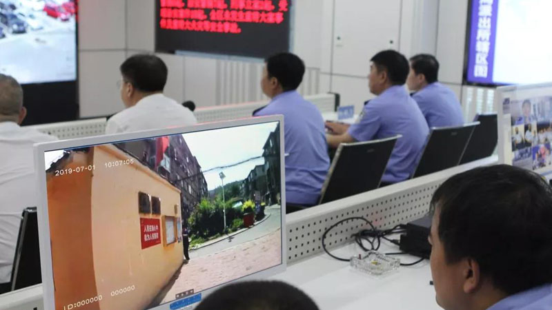 配文2：指挥中心对4G执法记录仪即时传回的画面进行分析
