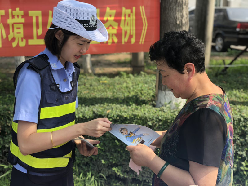 灯塔交警走上街头开展交通安全宣传活动
