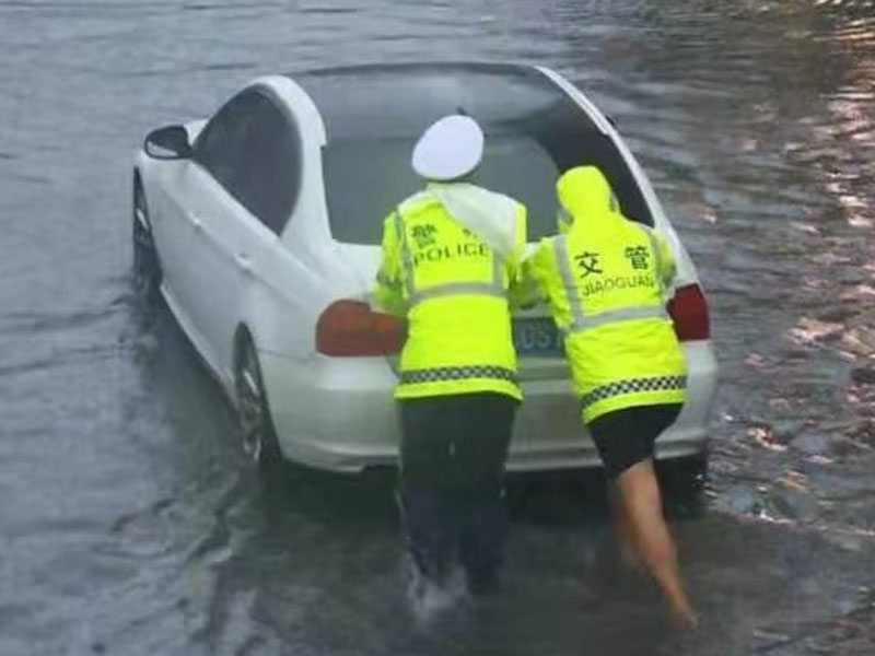 大连交警帮助车主推走抛锚车辆