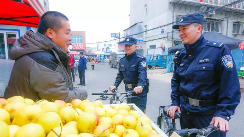 巡逻民警与摊主谈话