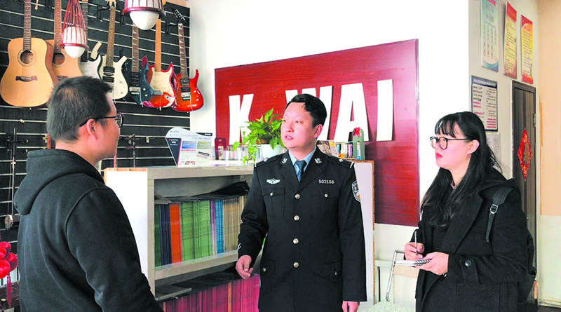 记者同民警一起在辖区内走访商户