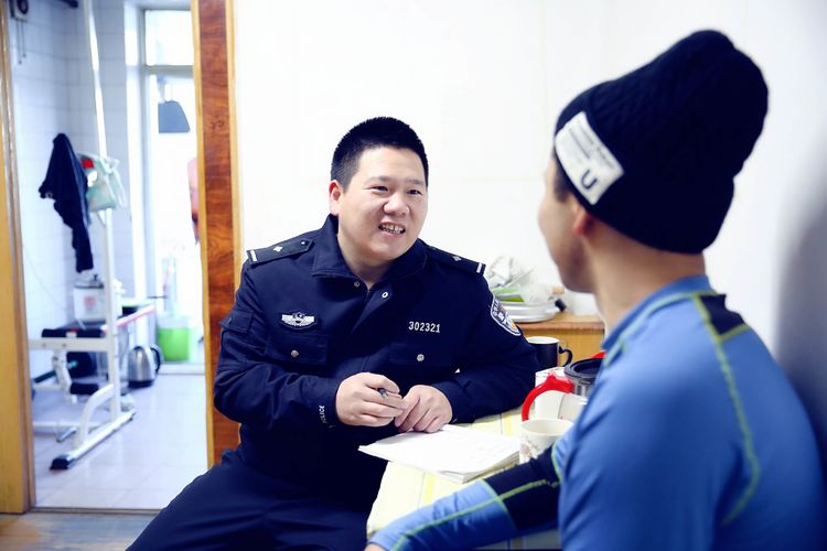 民警到校外居住的留学生家中“家访”