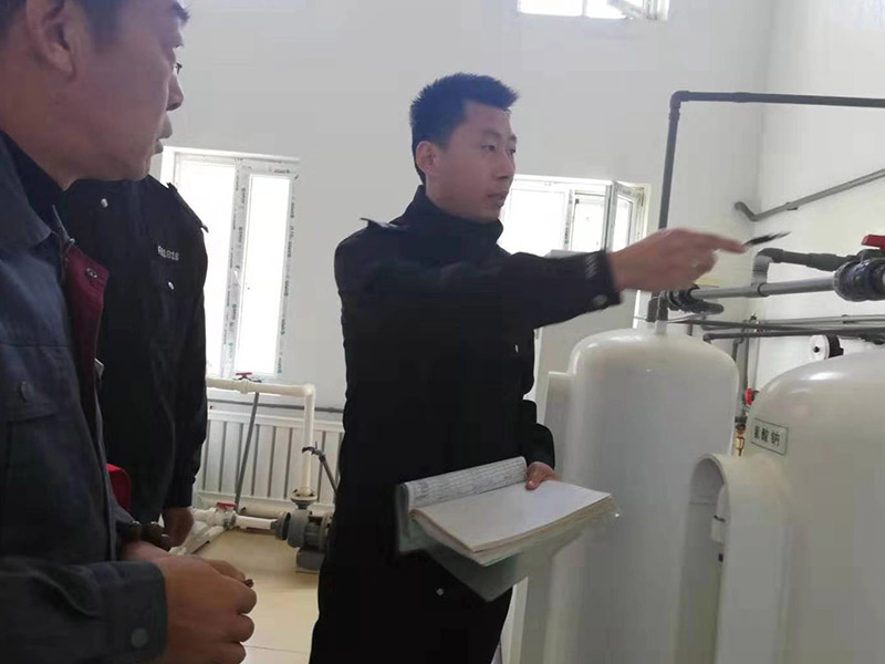 图为民警在企业检查