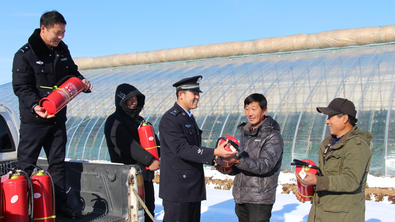民警向农户发放消防器材