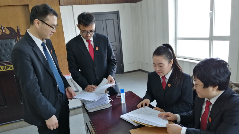 民二庭的法官、法官助理正在研究案件