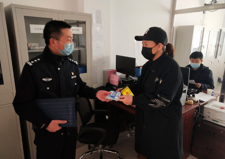 孙景广发放口罩