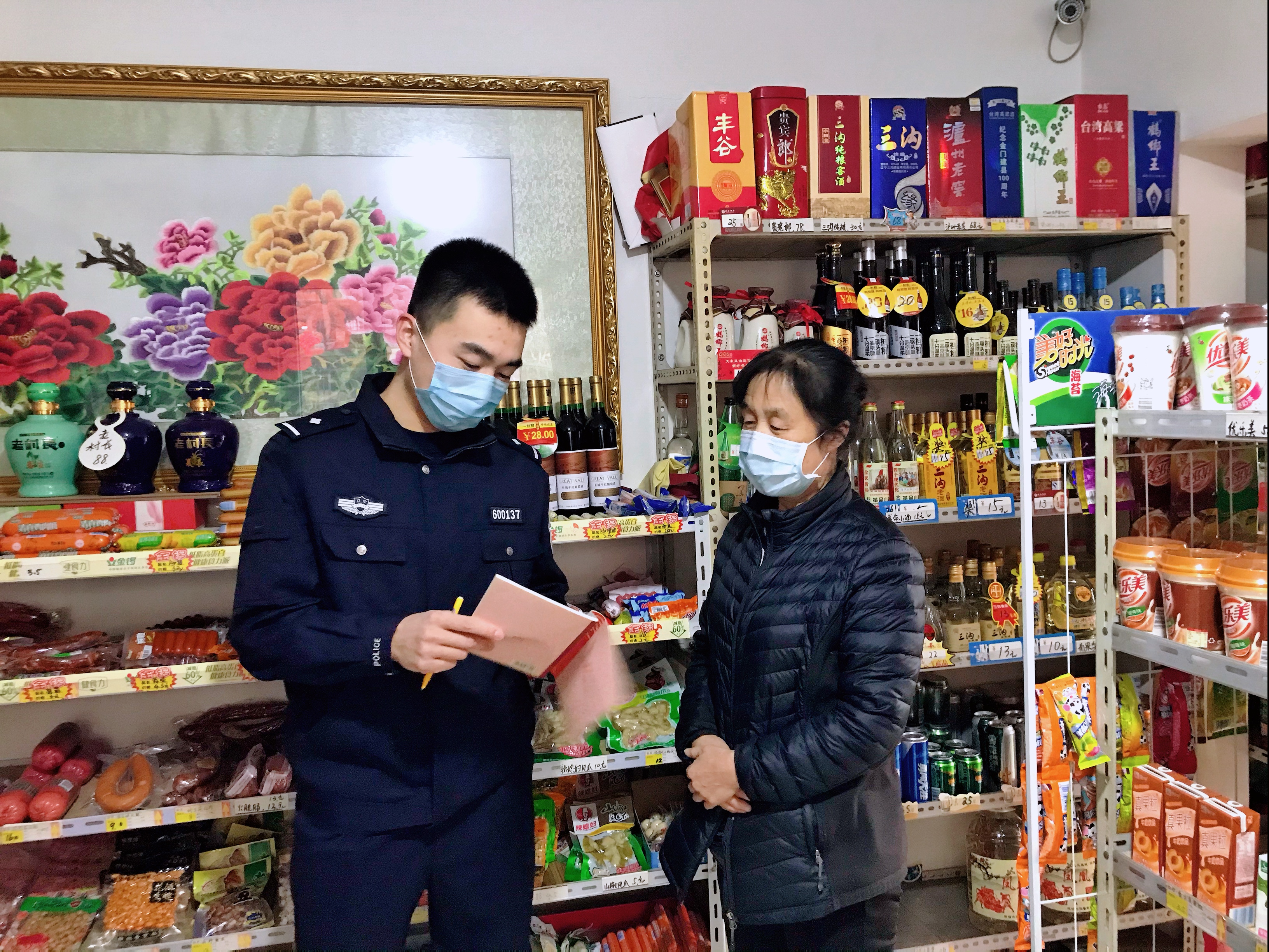 孙文浩到商铺检查防疫情况