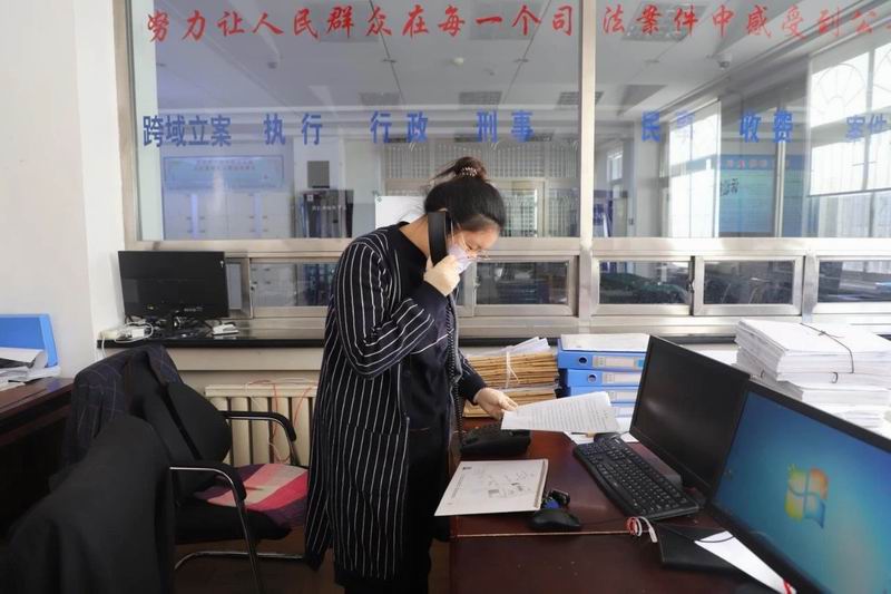 立案庭法官助理任婷婷接听当事人立案咨询电话
