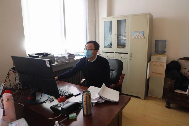 民事法官冯新线上做当事人调解工作