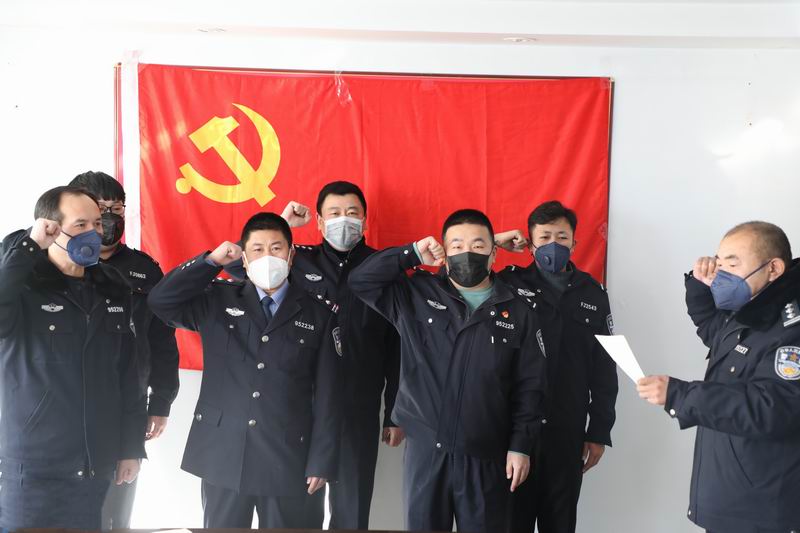 朱国强带领党员突击队向党旗宣誓（右一为朱国强）