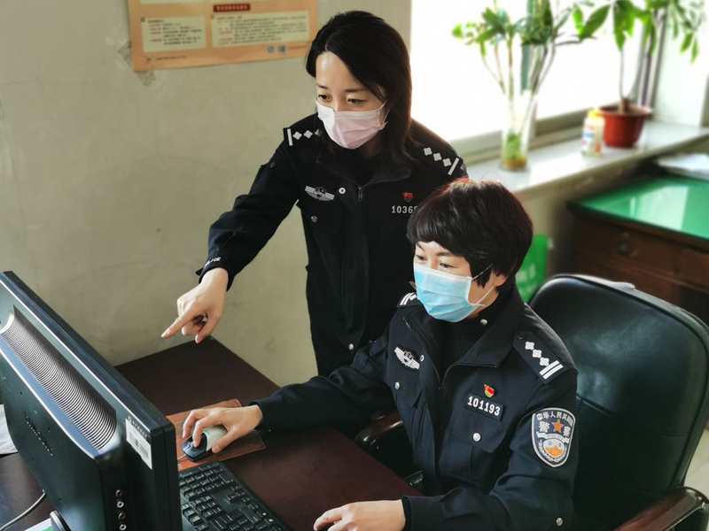 吴川（左一）跟同事研究材料