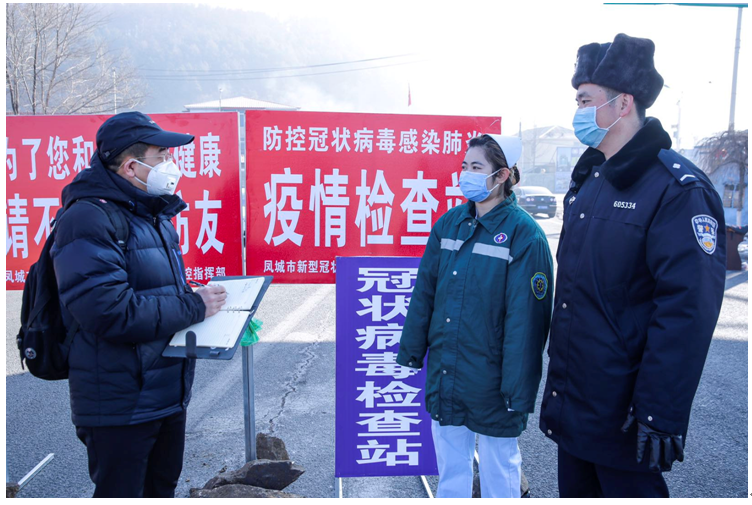记者（左）采访张洪玮、齐文文夫妻   栗粟  摄