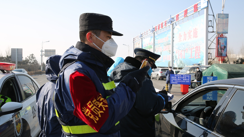 民警排查车辆