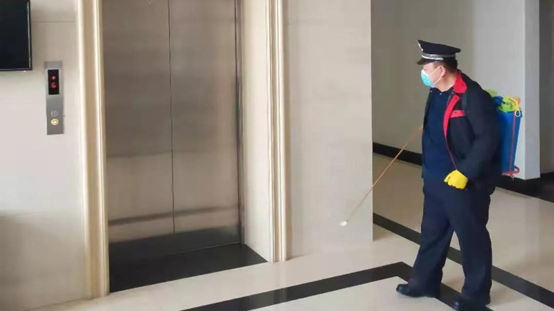 工作人员正在对铁岭中院内部环境进行消杀