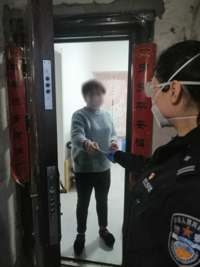 民警上门送证