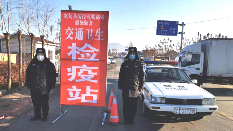 邹德金（右）、辛晓宇（左）在生日当天执勤