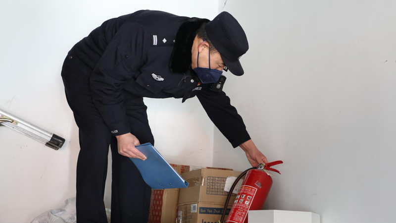 民警检查消防器材