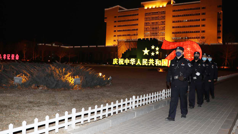 民警夜间街面巡逻