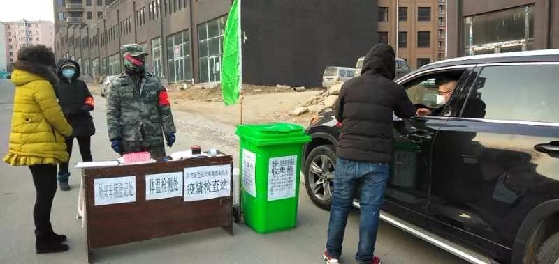 社区工作人员检查过往车辆