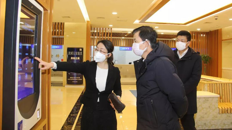 张学群（中）体验本溪中院诉讼服务中心电子导诉