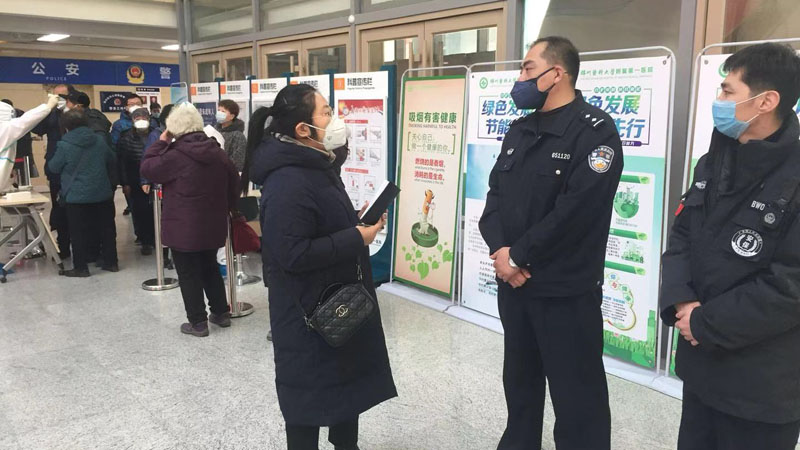 民警苏旭（中间）向记者（左）介绍执勤情况
