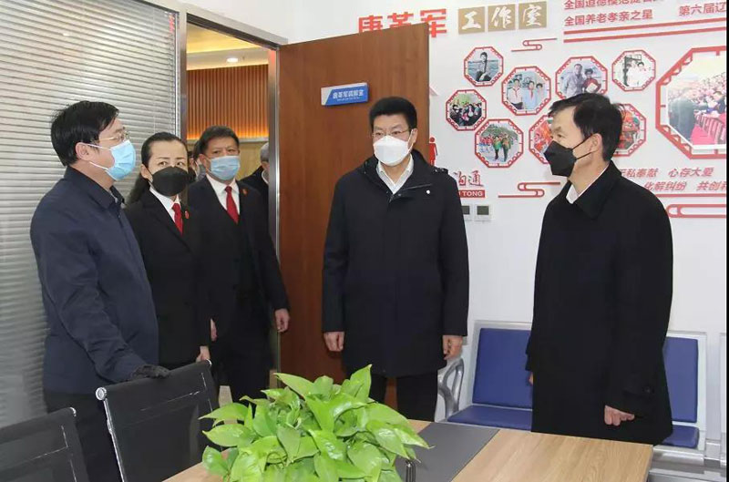 张学群（右一）到辽阳中院检查安检区和调解室消毒情况