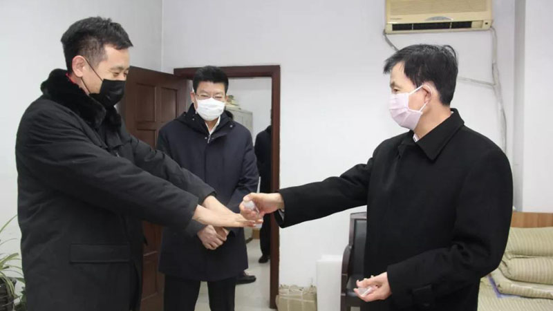 张学群（右一）在大东区法院干警值班室指导个人防护