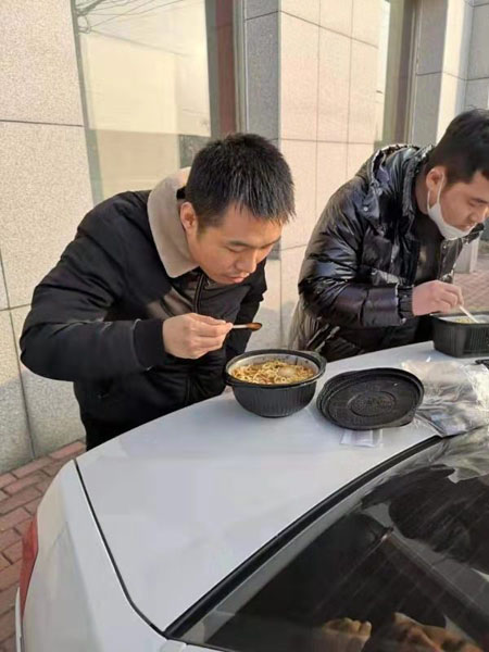 执行干警匆匆吃早餐