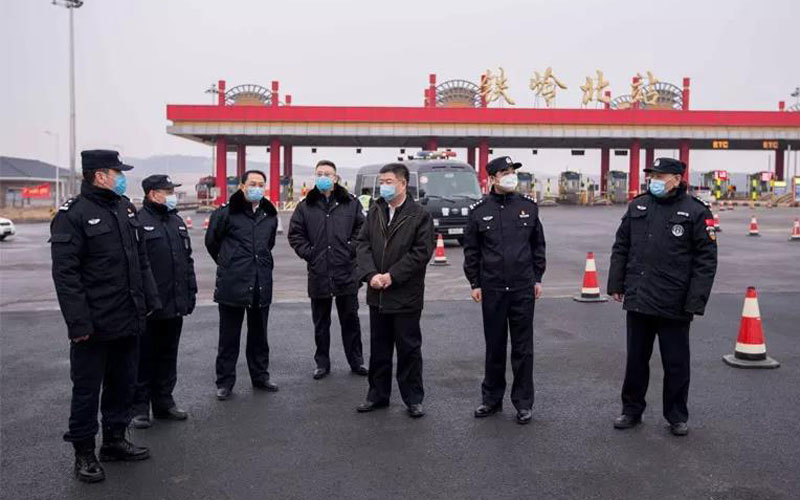 李云波（右三）一行在高速公路铁岭北站督导检查并看望慰问执勤民警
