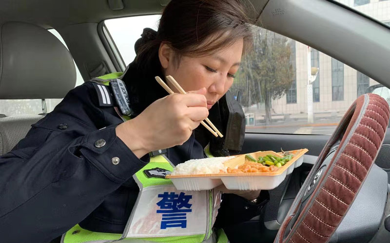 女警在车里匆匆吃饭