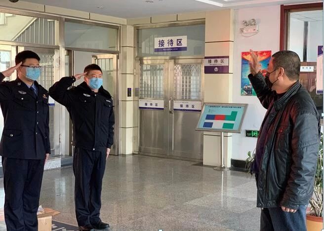 民警向爱心人士敬礼致谢