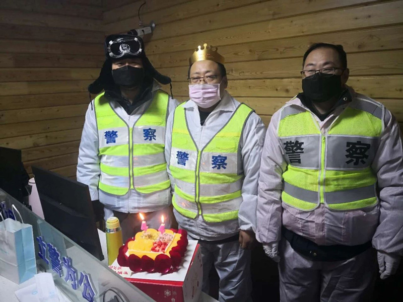 同事为刘振（中）过生日