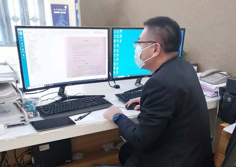铁西区法院立案庭庭长孙宗杰正在处理网上立案信息