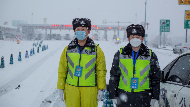 在风雪中值守
