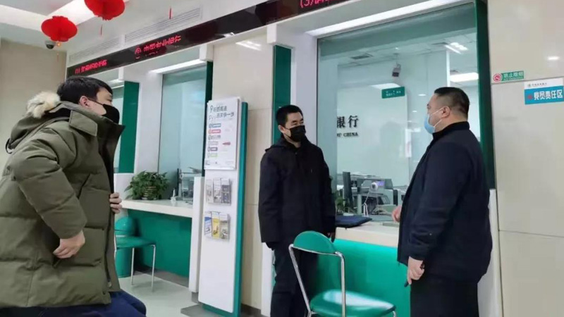 皇姑区法院执行法官到银行送达解封裁定书