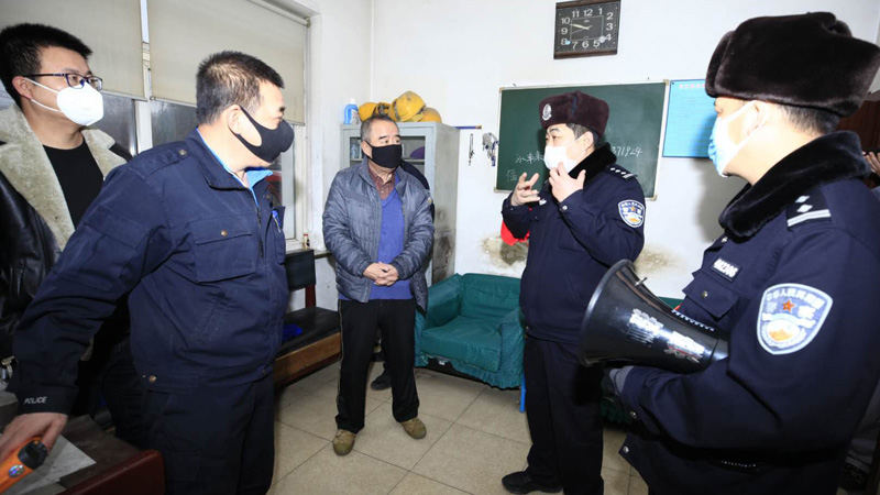 民警深入企业开展工作
