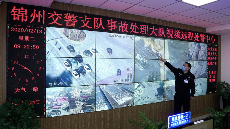 民警正在远程确定事故责任